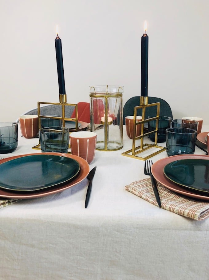 décoration table bleu nuit et terracotta orangé assiette en gres artisanale