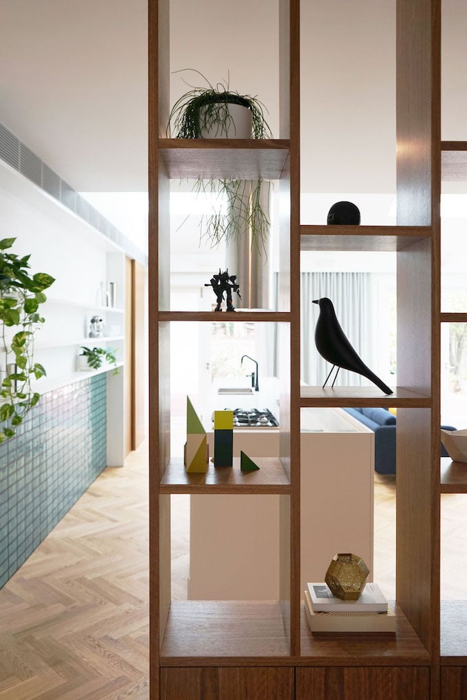 bibliothèque cloison ouverte salon entrée déco oiseau eames corbeau noir statuette