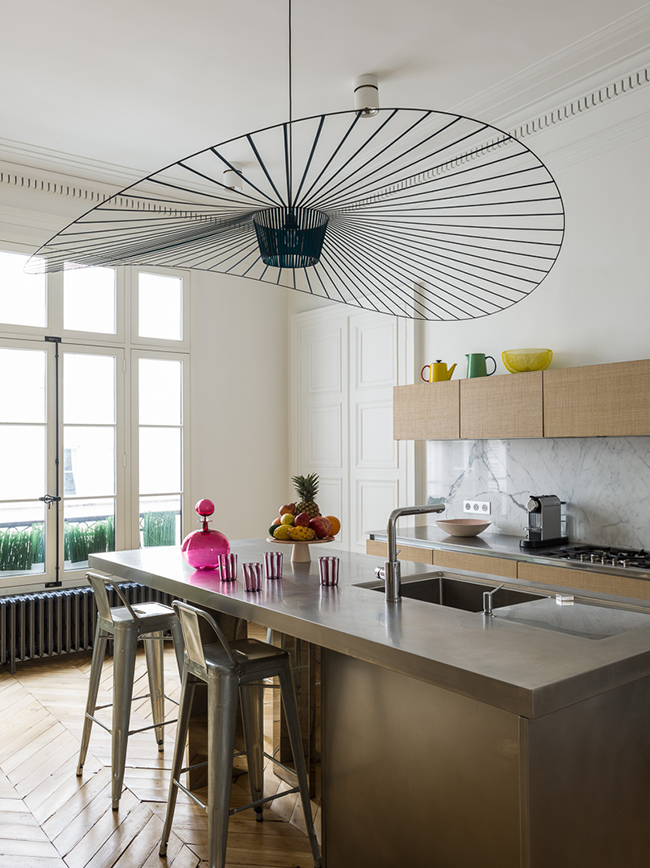 cuisine ilot vertigo suspension constance guisset pied-à-terre parisien - blog déco - Clem Around The Corner
