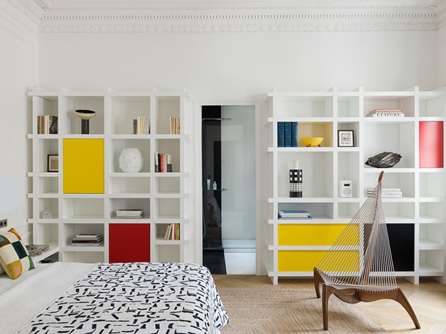 chambre mondrian bibliothèque design pied-à-terre parisien - blog déco - Clem Around The Corner
