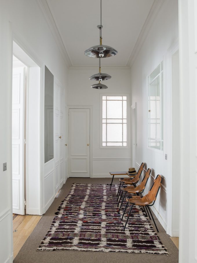 entrée chaise cuir pied-à-terre parisien - blog déco - Clem Around The Corner