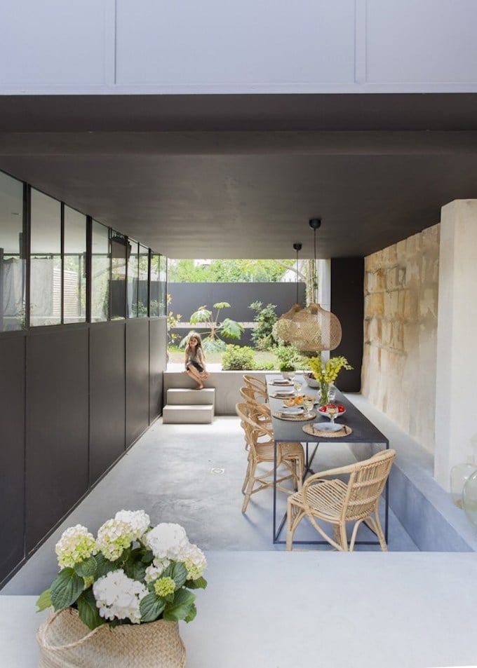 bohème scandinave extérieur repas table chaise bois suspension blog déco clem around the corner