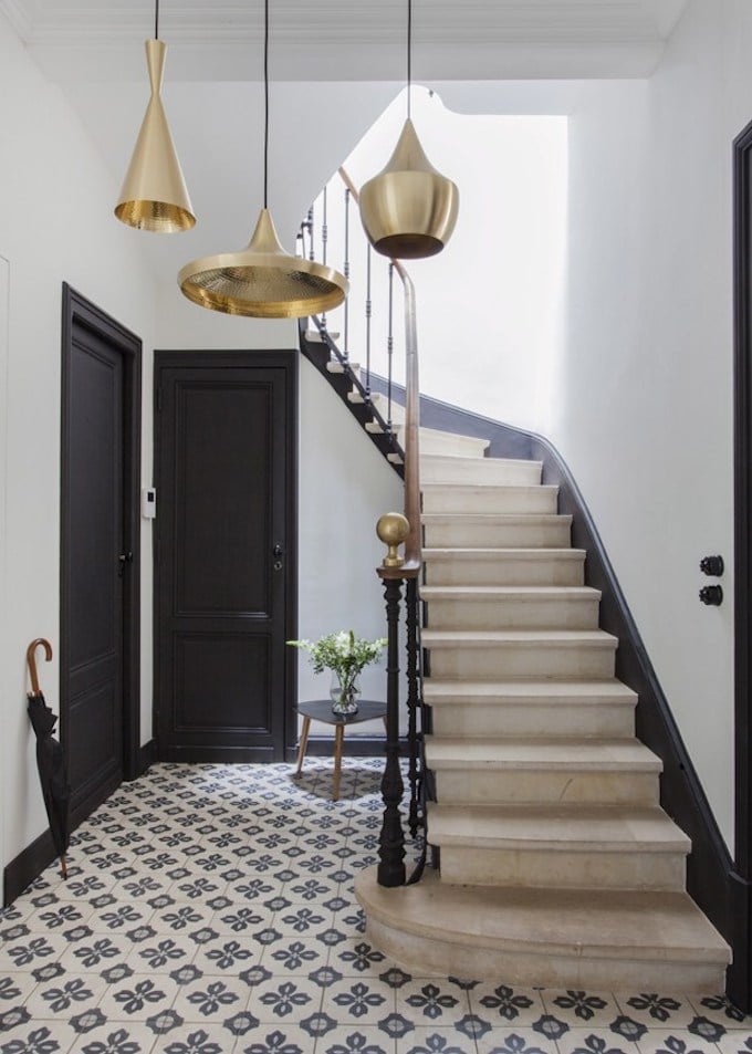 bohème scandinave décoration carreaux de ciment escalier pierre porte noir suspension doré blog déco clem around the corner