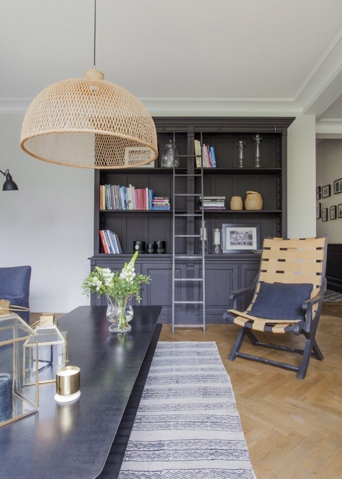 bohème scandinave étagère noire bibliothèque suspension rotin osier chaise cuir tapis échelle blog déco clem around the corner