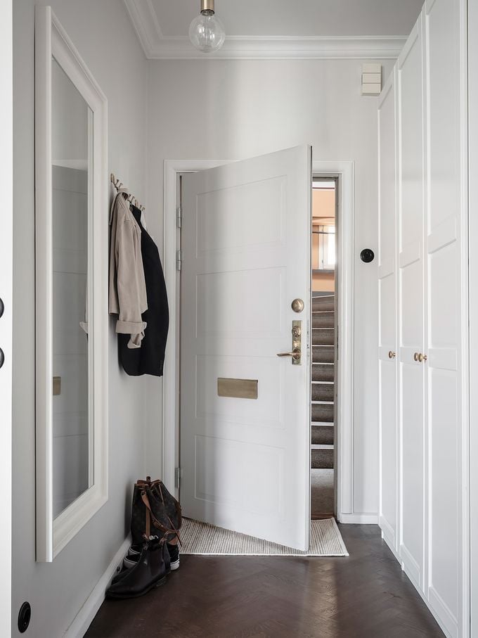 déco en noir et blanc entrée miroir blog déco clem around the corner