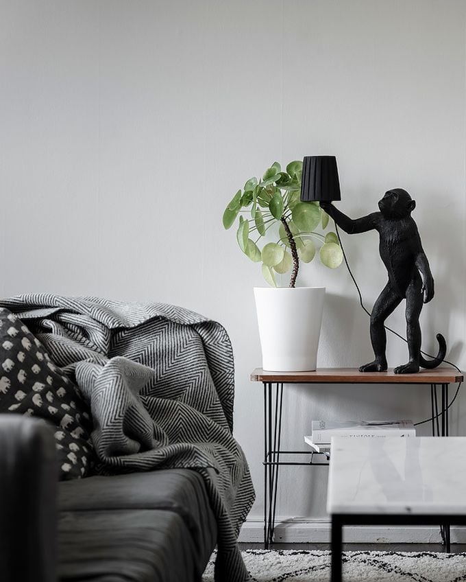 déco en noir et blanc salon séjour canapé plaid blog déco clem around the corner