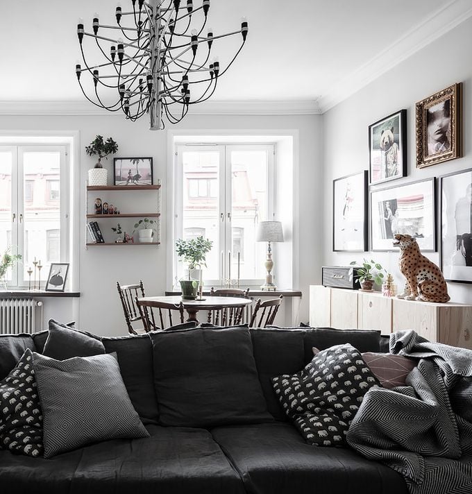 déco en noir et blanc canapé gris coussins tigre parquet salle à manger blog déco clem around the corner