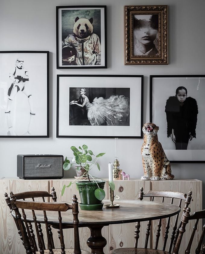 déco en noir et blanc table vintage bois siège mur de cadres blog déco clem around the corner