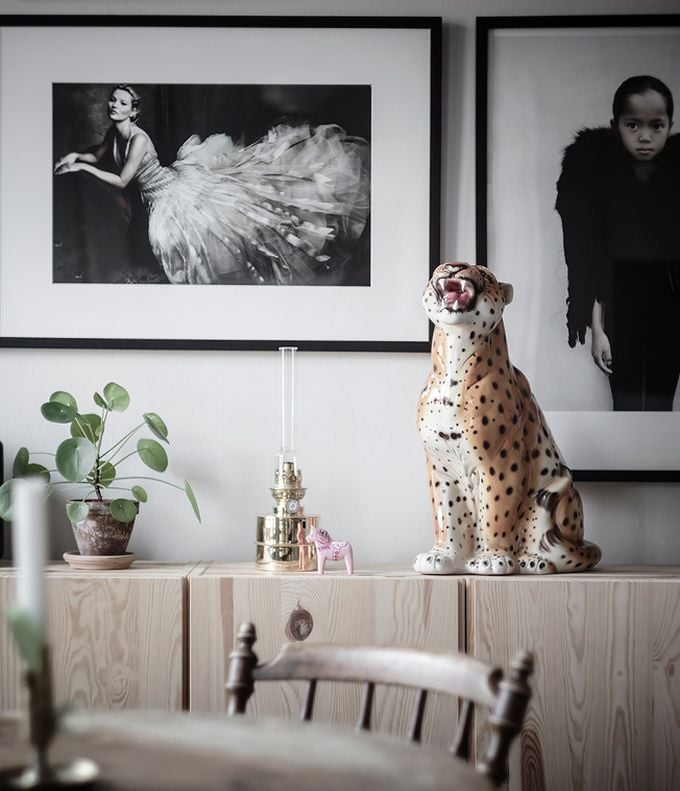 déco en noir et blanc mur de cadre statue tigre blog déco clem around the corner