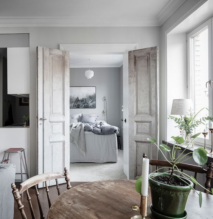 déco en noir et blanc lit double porte vintage blog déco clem around the corner