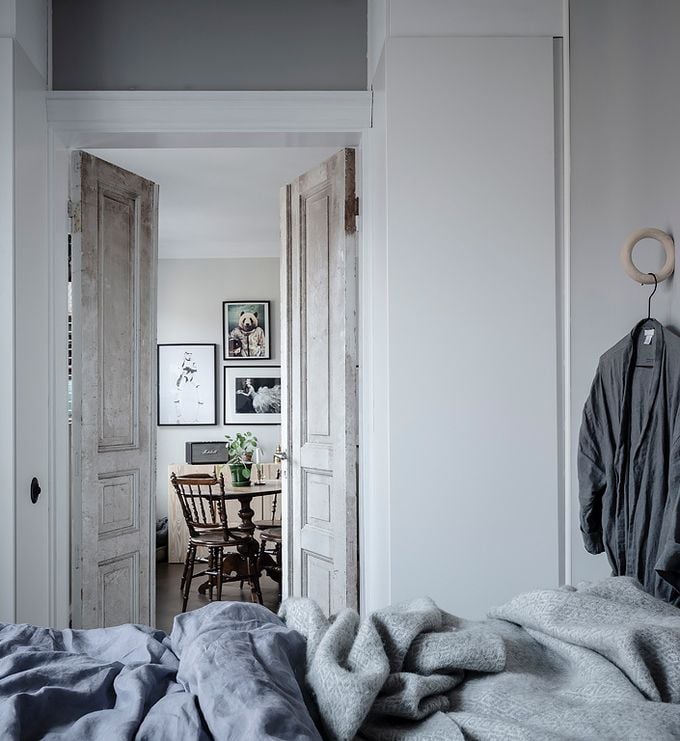 déco en noir et blanc lit chambre double porte blog déco clem around the corner