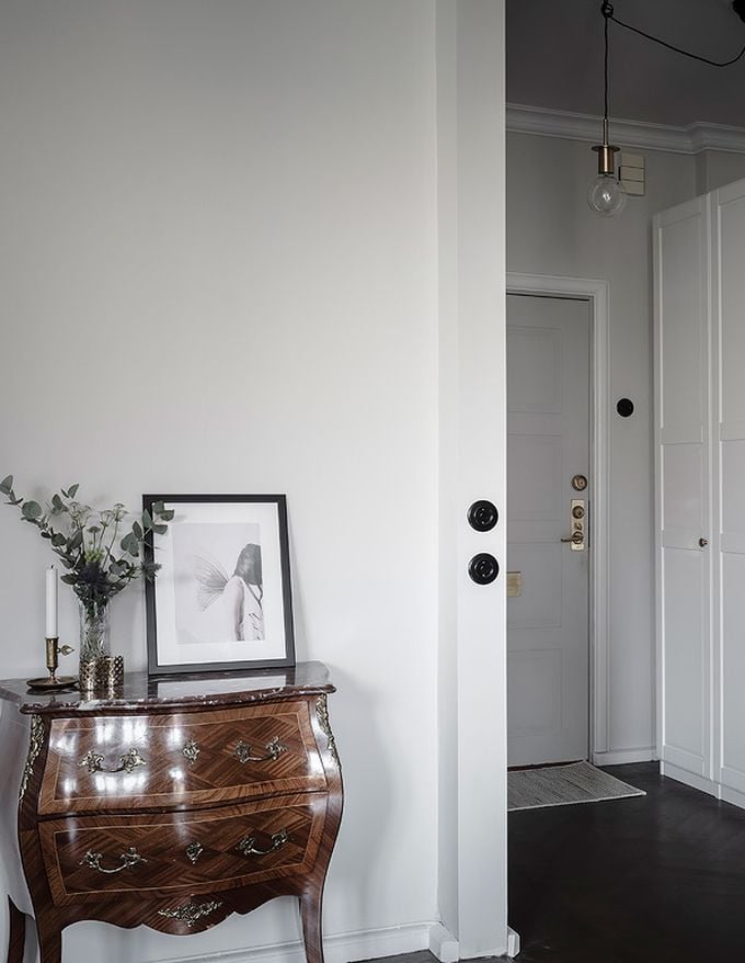 déco en noir et blanc entrée commode bois blog déco clem around the corner