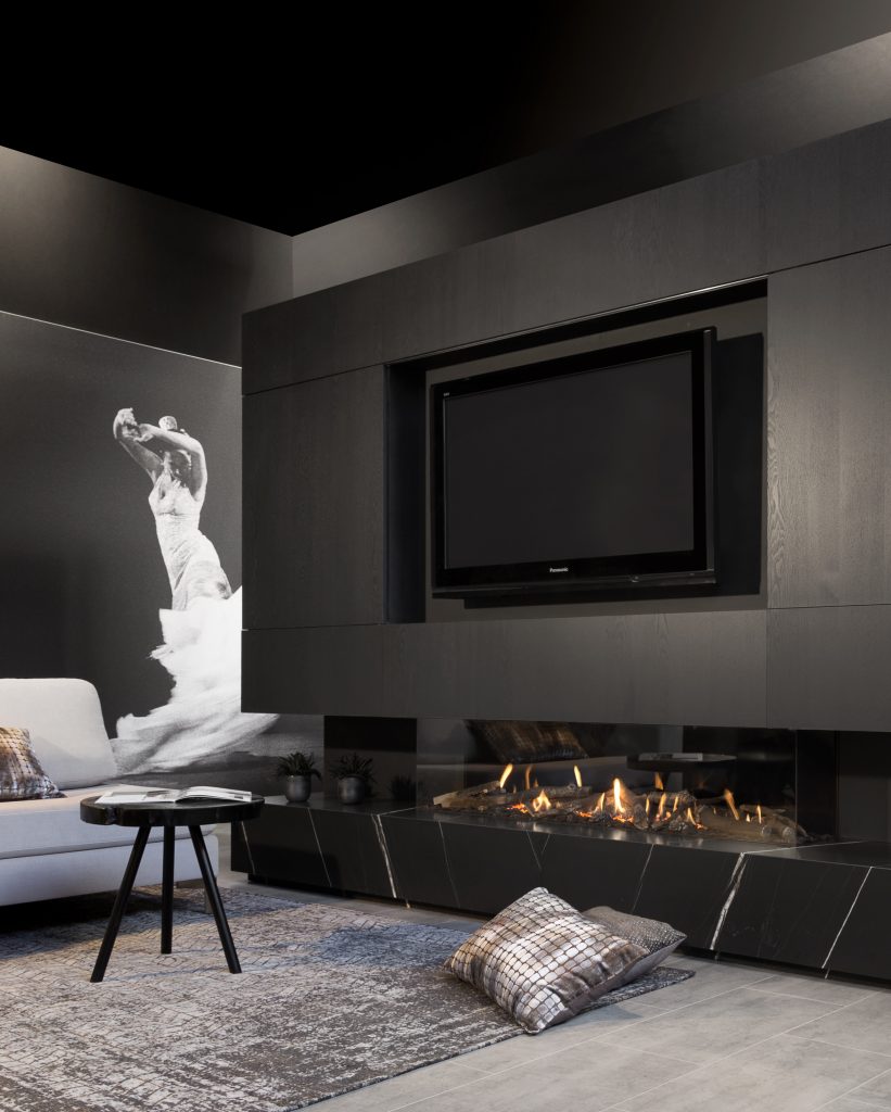 appartement noir et blanc artiste sculpture canapé au sol