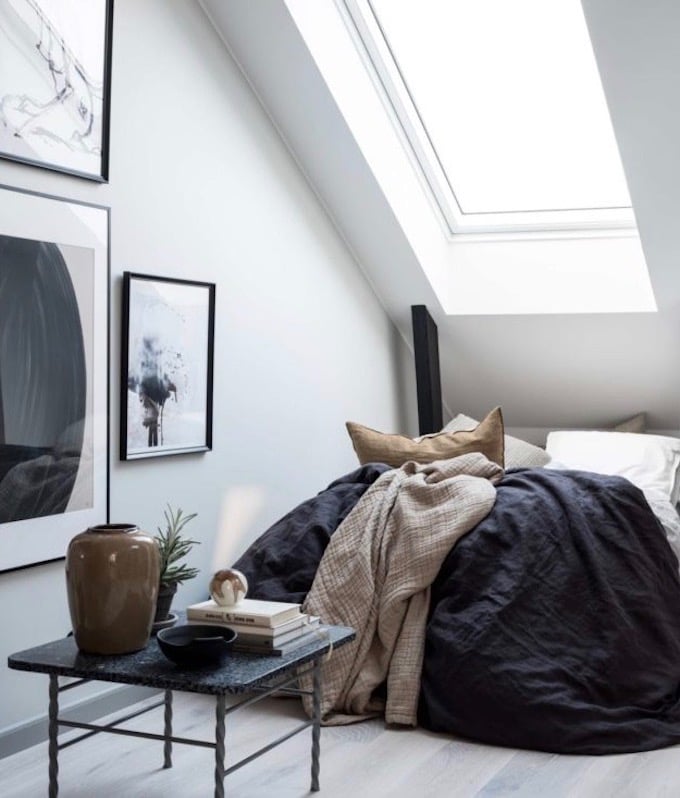 appartement design suédois lit chambre lin tableaux blog déco clem around the corner