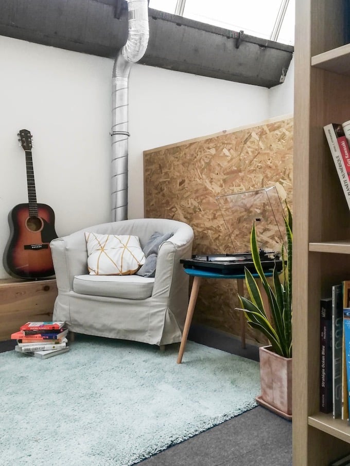 équipement audio guitare fauteuil platine vinyle disque vintage tapis blog déco clem around the corner