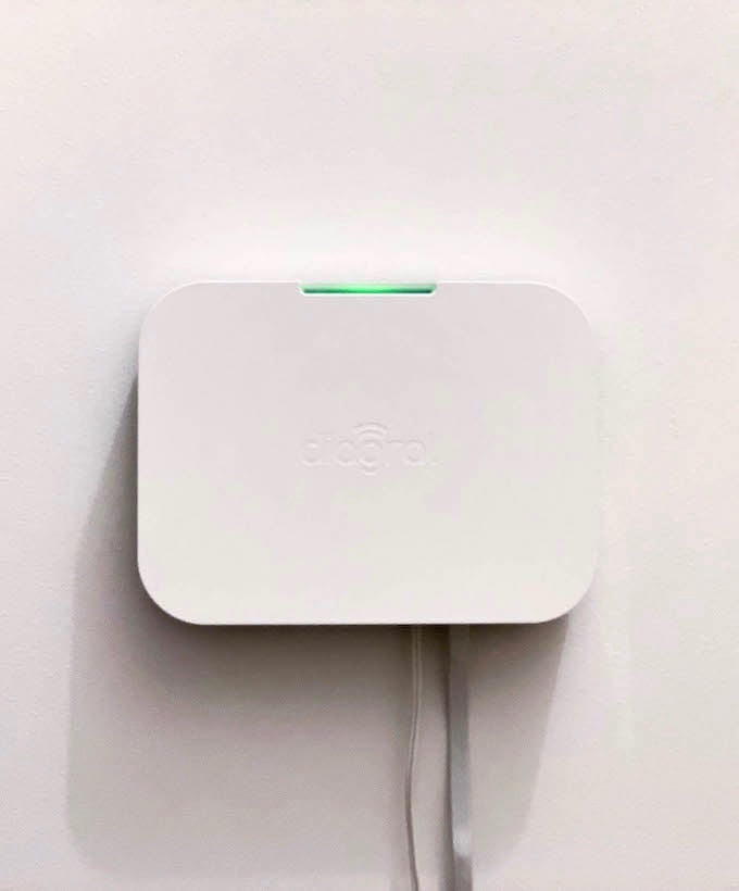 diagral e one alarme connectée blanche lumière verte accrochée au mur blog déco clem around the corner