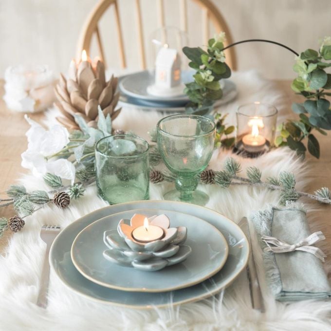 passer son appartement en mode hiver assiette plate en faience bleu glacier blog déco clem around the corner