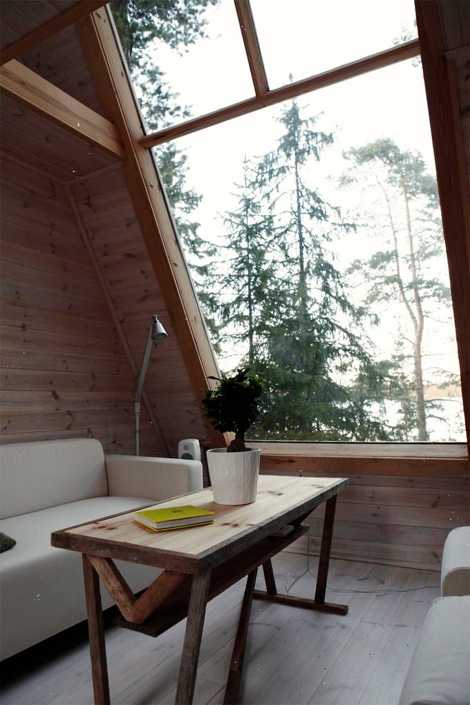 cabane dans les bois fenêtre baie vitrée canapé table bois forêt blog déco clem around the corner