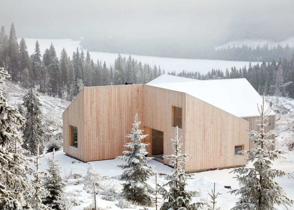 chalet design en norvège vue forêt neige hiver blanc paysage scandinave