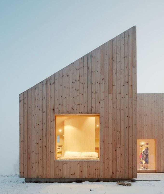 chalet design en norvège bois clair neige hiver chambre toit fenêtre blog déco clem around the corner