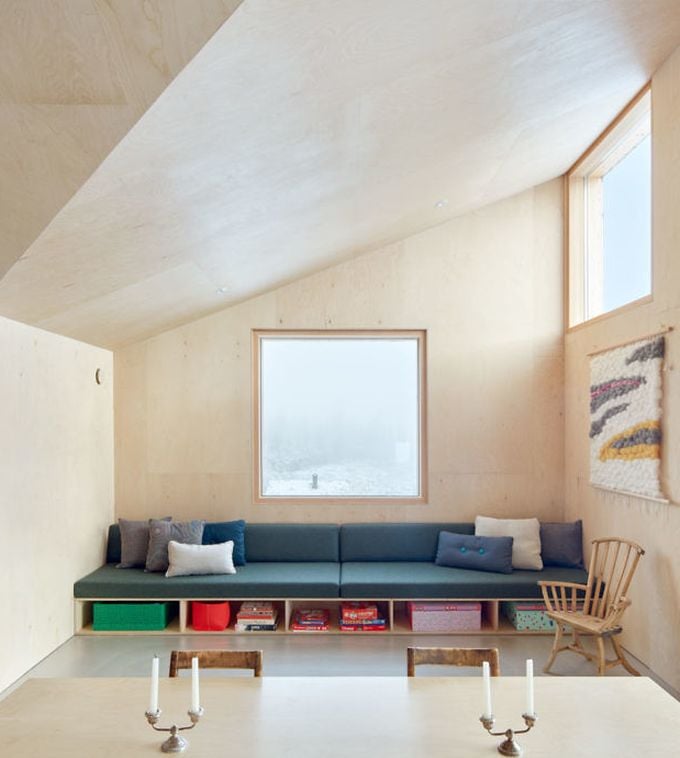 chalet design en norvège salon banquette coussins canapé blog déco clem around the corner