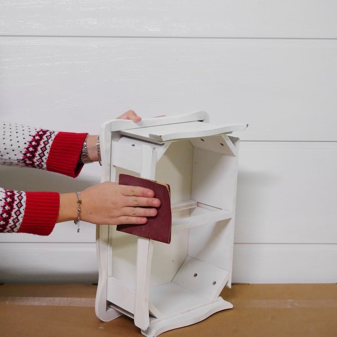 technique pour repeindre un meuble customiser une table de chevet