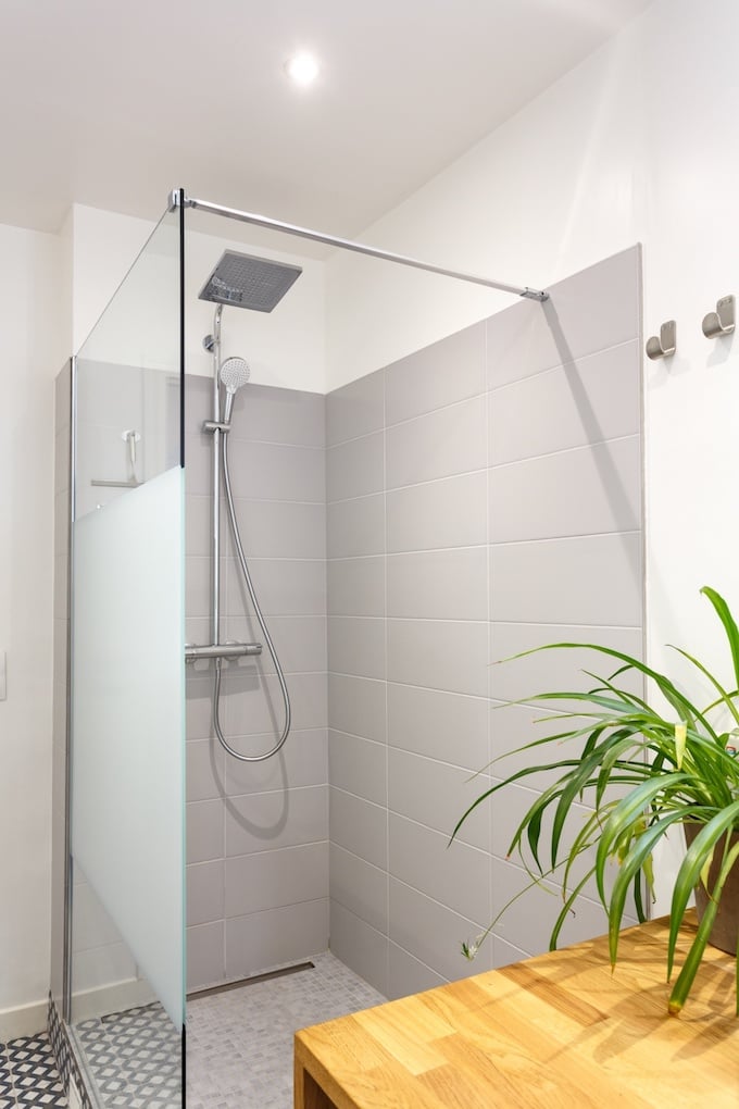 appartement chic parisien salle de bain douche italienne carreaux de carrelage gris plante verte - blog deco - clemaroundthecorner