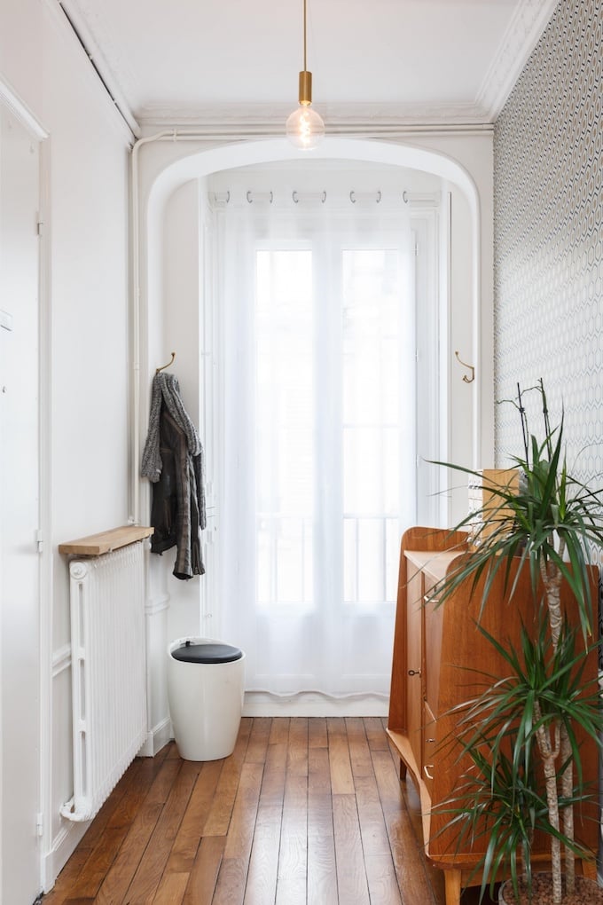 appartement chic parisien entrée abat-jour rond verre parquet bois - blog déco - clemaroundthecorner