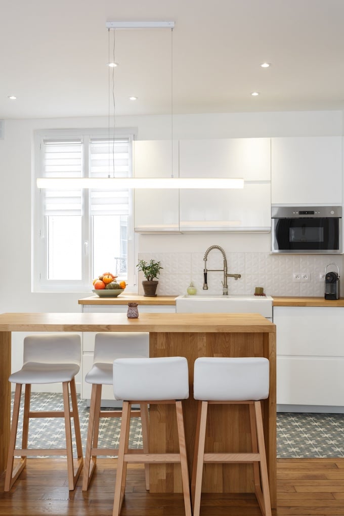 appartement chic parisien cuisine ilot bois chaise haute suspesion luminaire led - blog déco - clemaroundthecorner