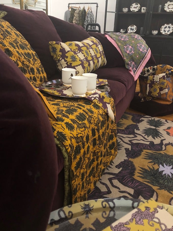 canapé tissus wax moderne jaune moutarde bordeaux