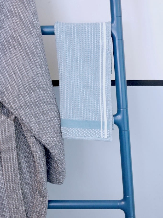 avant après salle de bain porte serviette echelle le jacquard francais peignoir - blog déco - clem around the corner