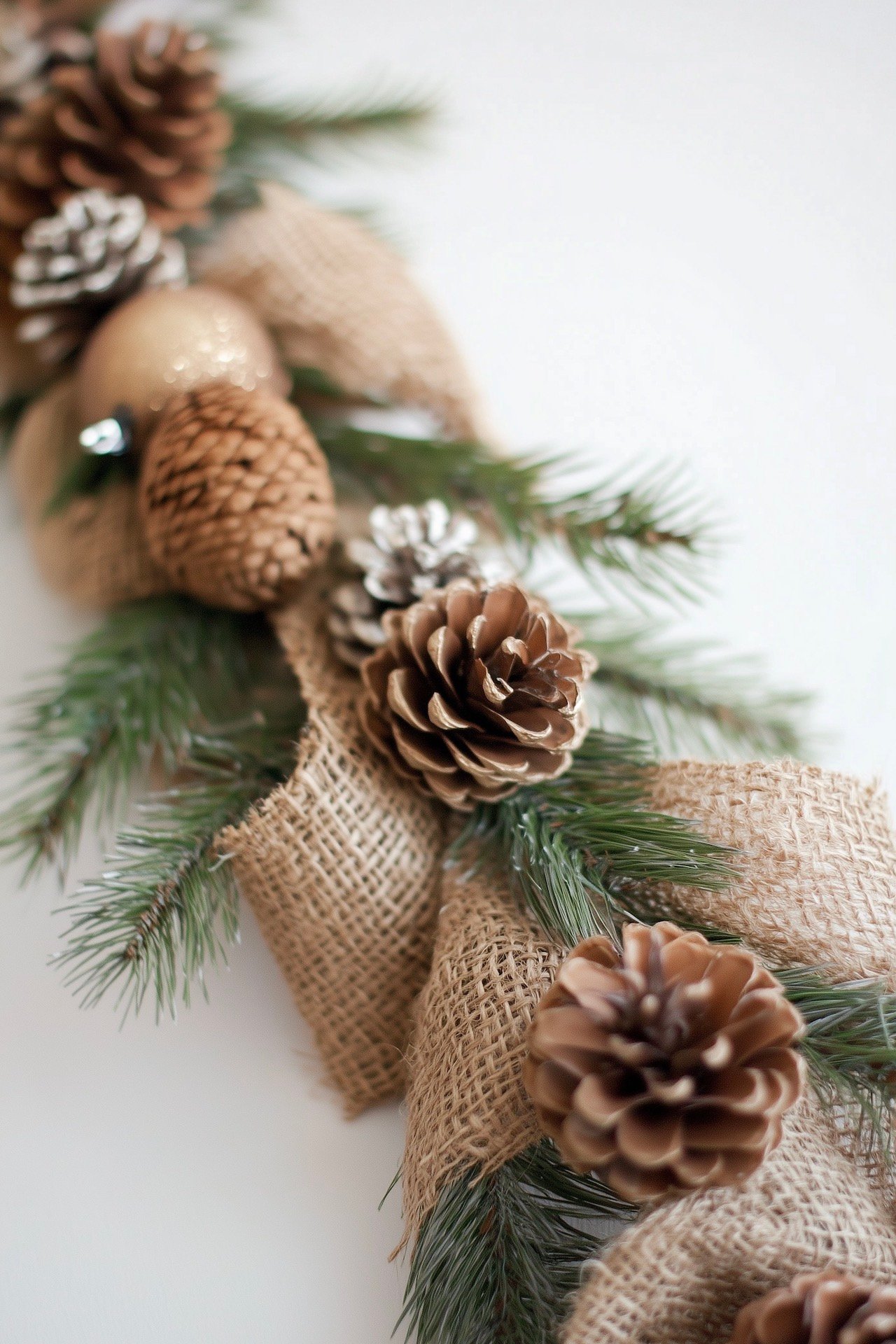 noël écologique décoration fabrication guirlande diy pomme de pin cordelette