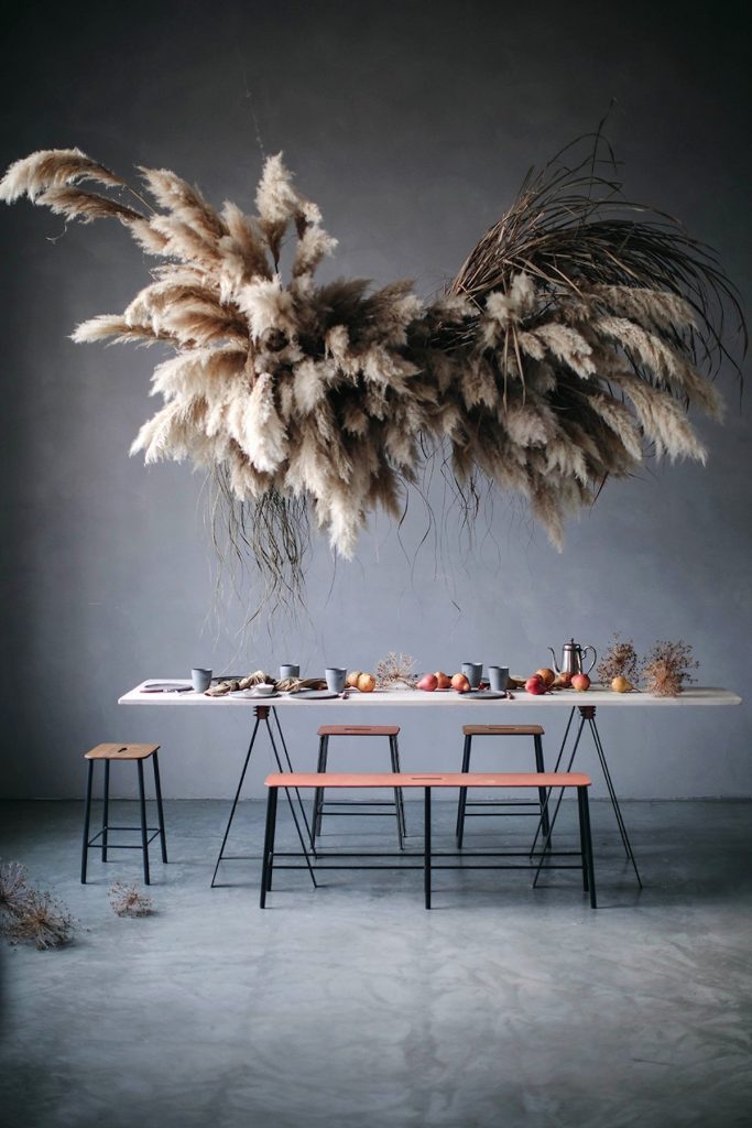 l herbe de la pampa installation fleurs suspendues table repas goûter fleuriste art - blog déco - clem around the corner