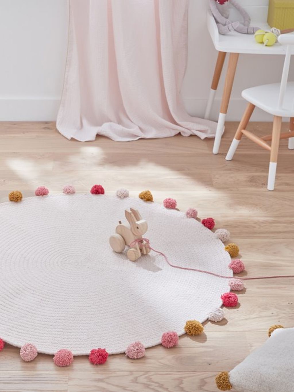 tapis rond chambre enfant rose pompon - blog déco - clem around the corner