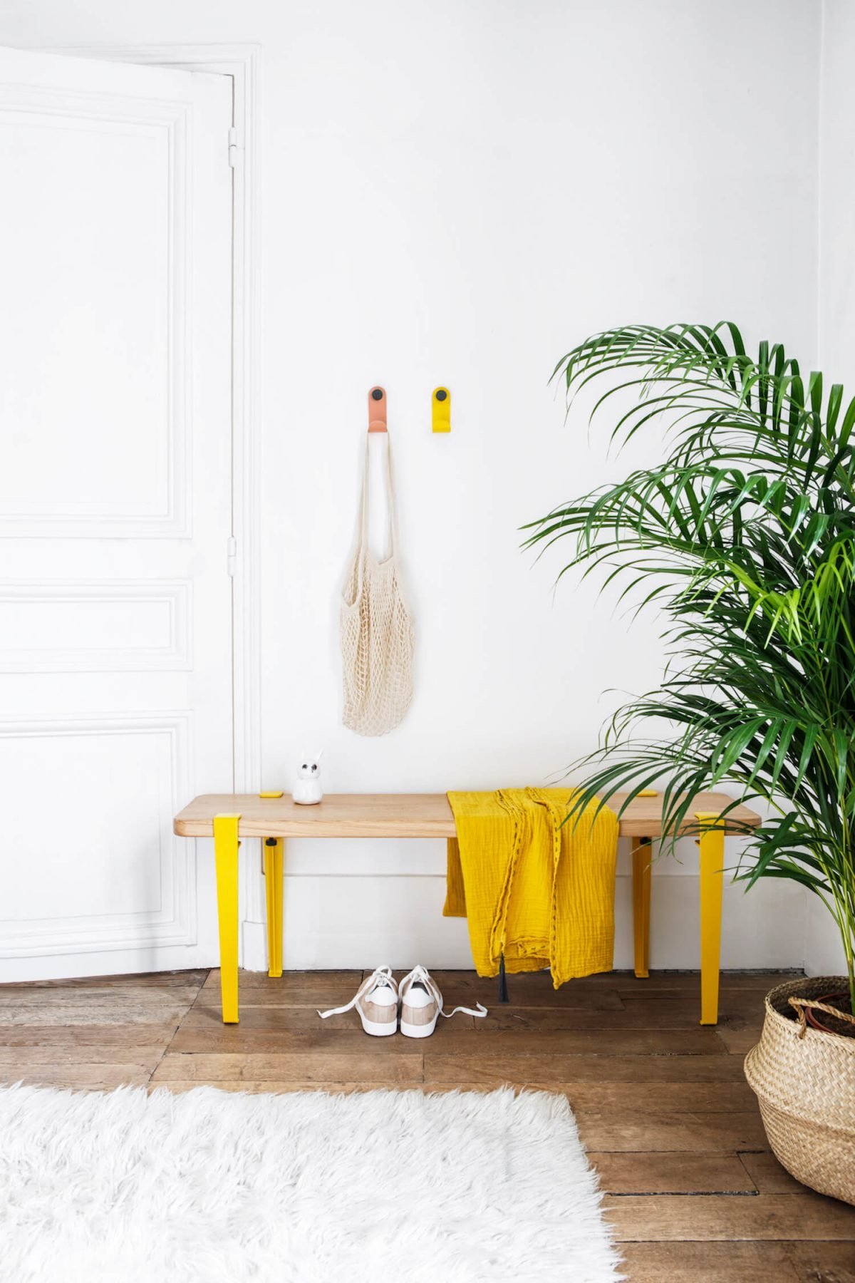 astuces pour ranger les chaussures banc simple jaune bois - blog déco - clem around the corner