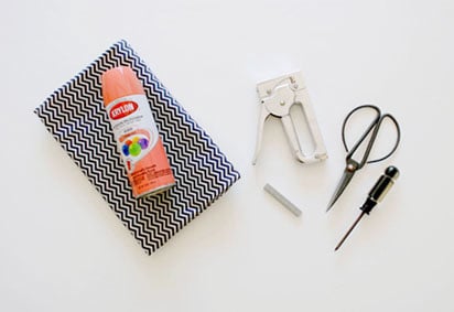 DIY chaise matériels bricolage agrafeuse ciseaux tissus - blog déco - clem around the corner