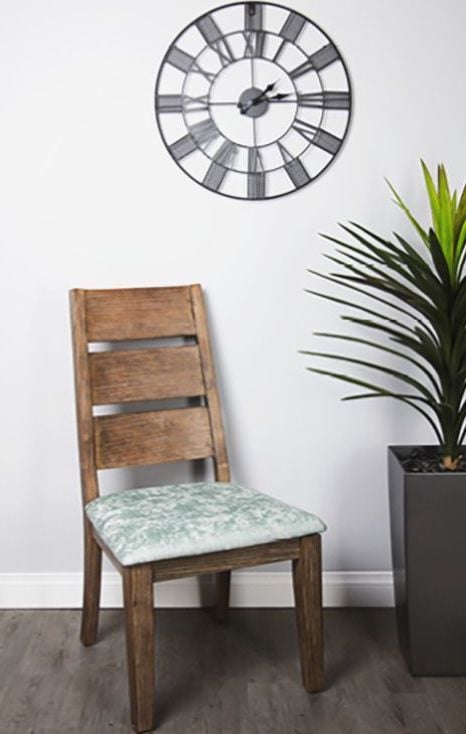 DIY chaise bois coussin vert reflet salon - blog déco - clem around the corner