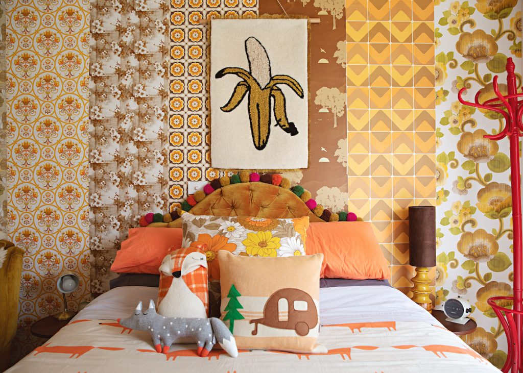 maison rétro chambre enfant parents peluches linge de lit original tapisserie vintage - blog déco - clem around the corner