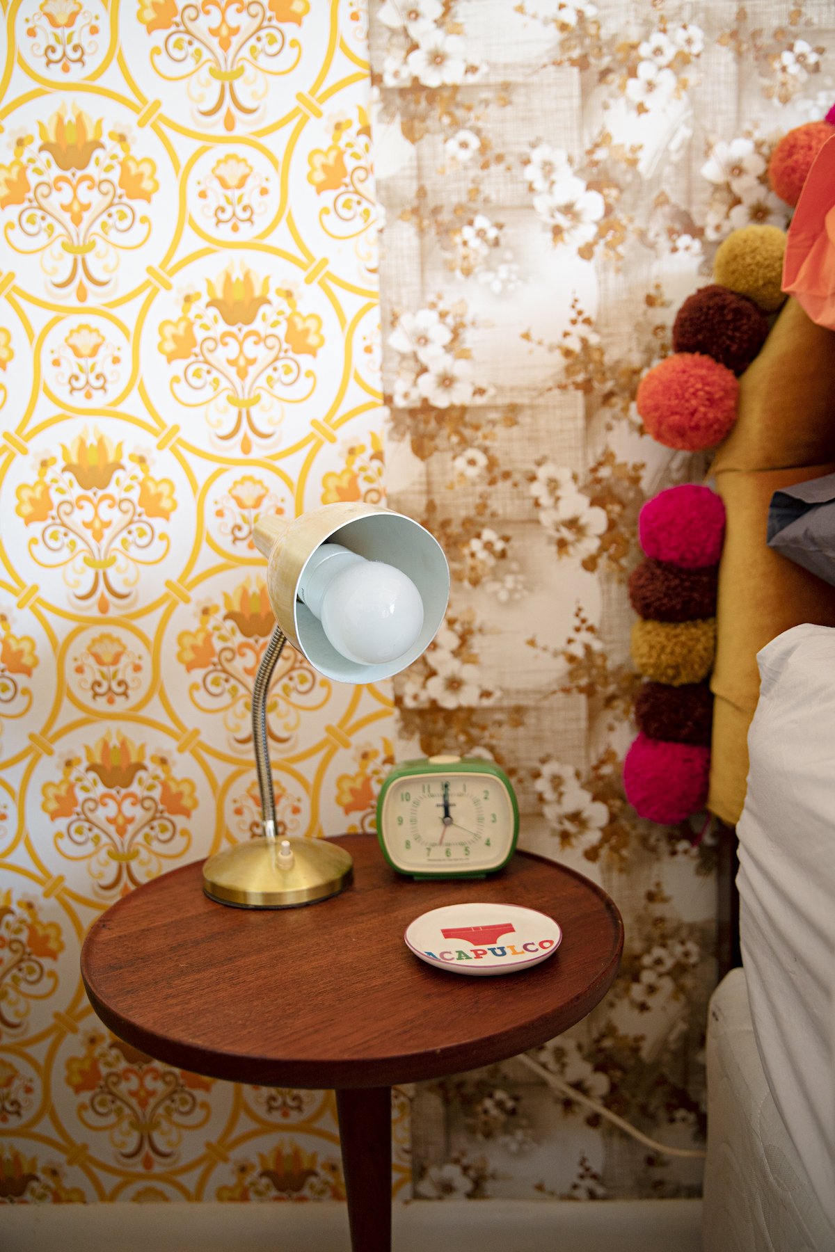 maison rétro australie chambre table de chevet lampe laiton tête de lit pompons - blog déco - clem around the corner