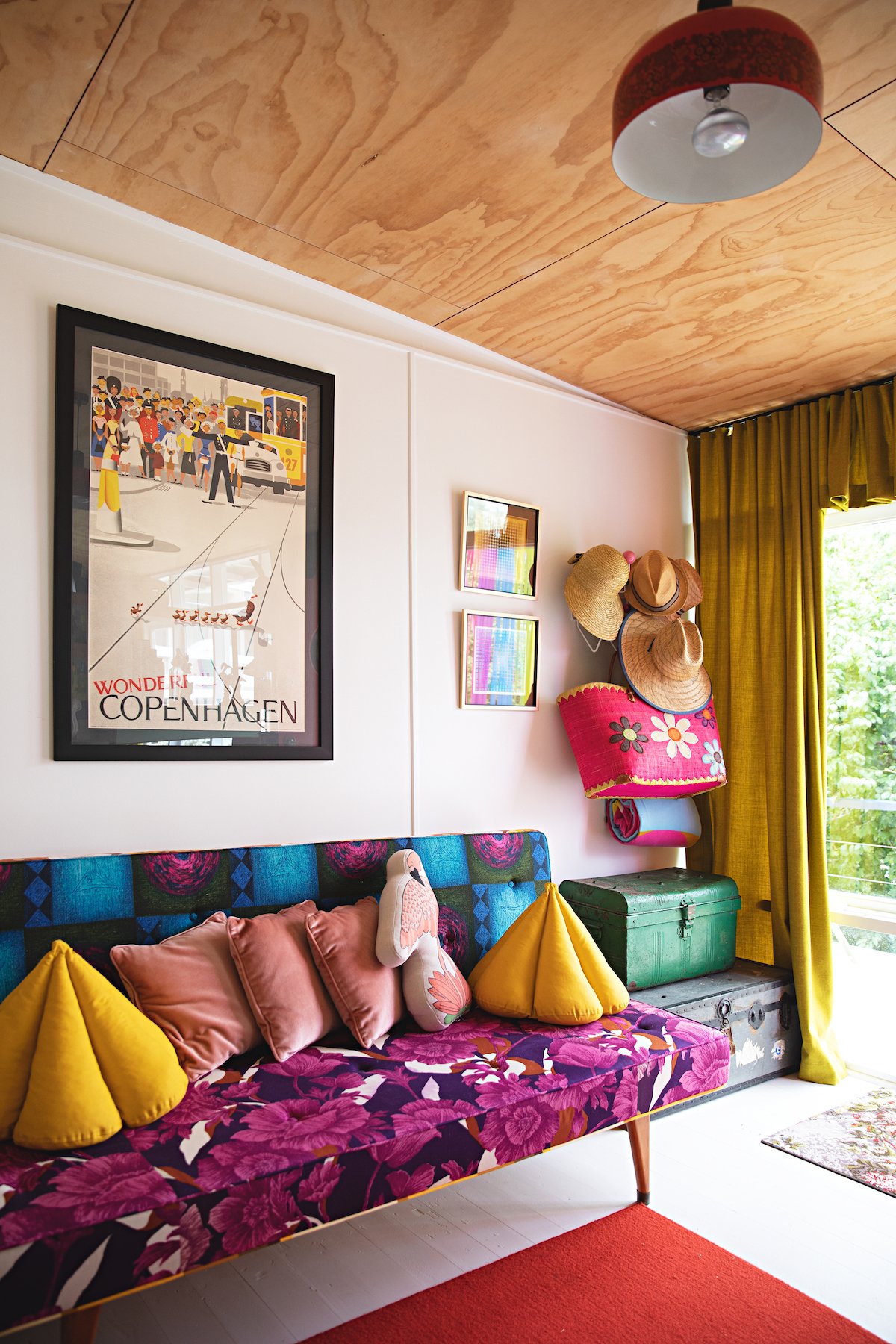 maison rétro australie vintage éclectique canapé fleurs chapeaux - blog déco - clem around the corner