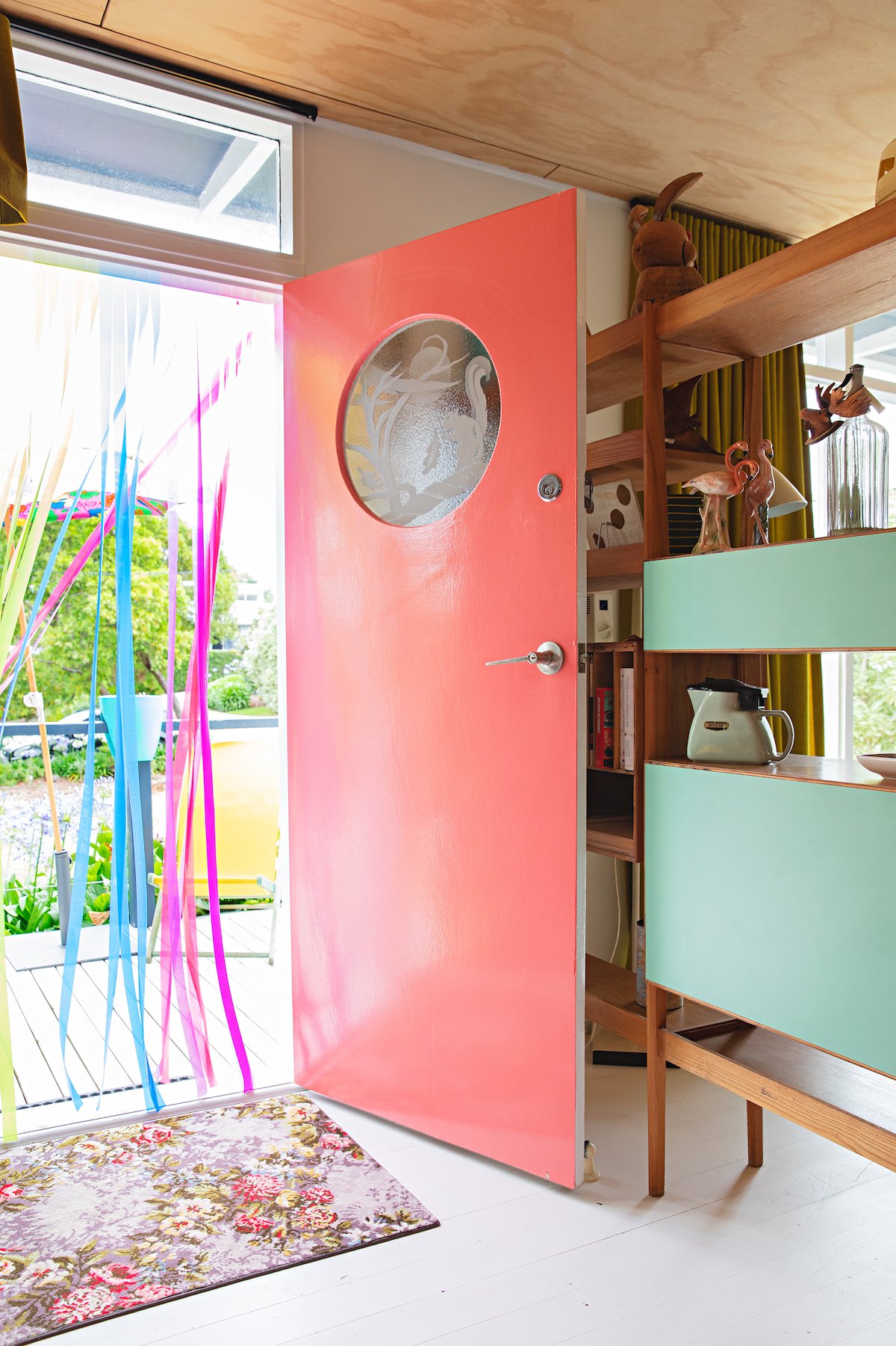 maison rétro australie entrée porte rose corail guirlande rubans - blog déco - clem around the corner