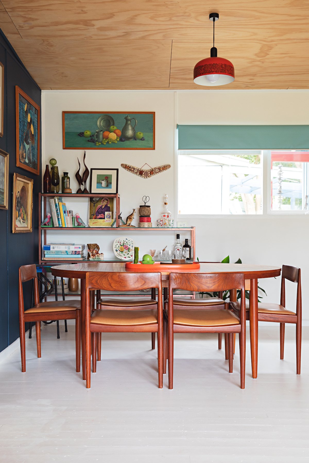 maison rétro australie étagère fenêtre tableaux tables ovale plateau - blog déco - clem around the corner