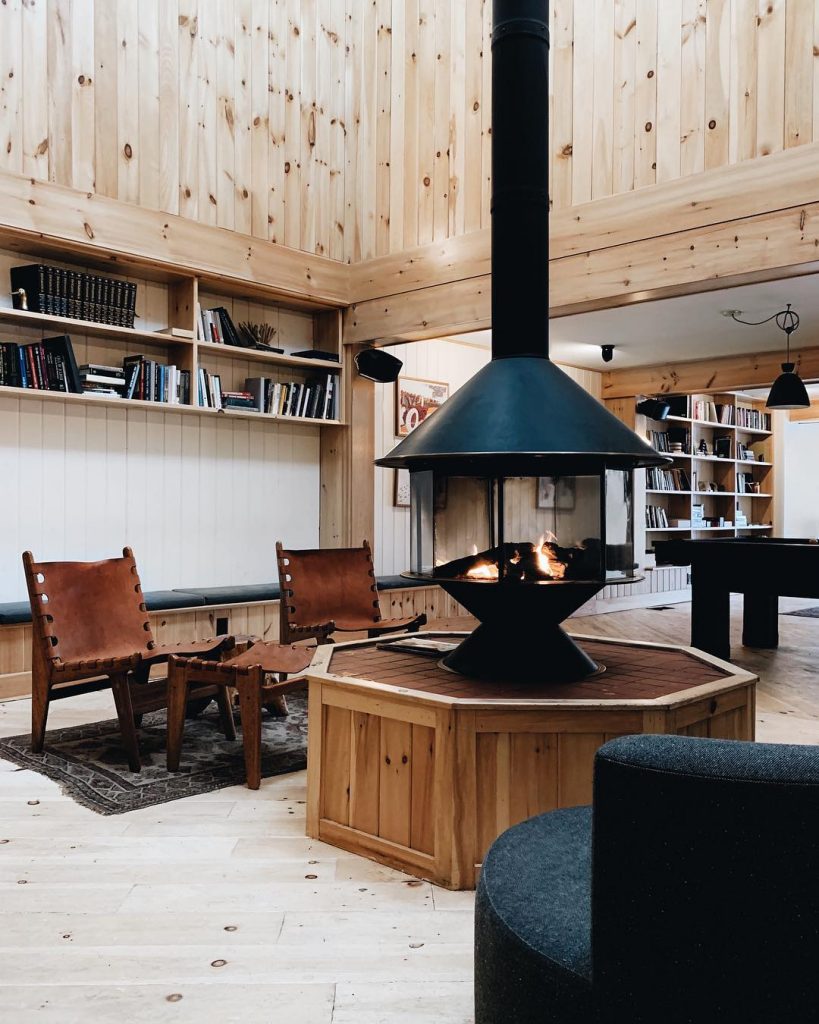 chalet noir salon poêle noir fauteuil cuir marron - blog déco - clem around the corner