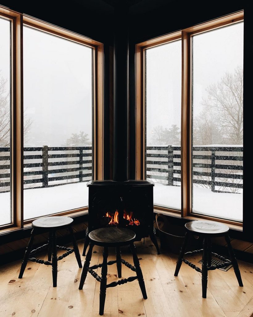 chalet noir coin cosy tabourets bois noirs poêle - blog déco - clem around the corner