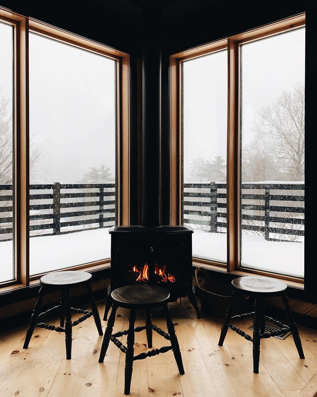 chalet noir coin cosy tabourets bois noirs poêle - blog déco - clem around the corner