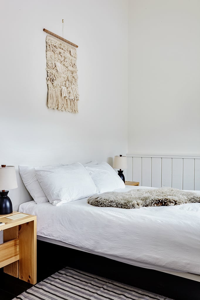 chalet noir chambre lit blanc tapis fourrure - blog déco - clem around the corner