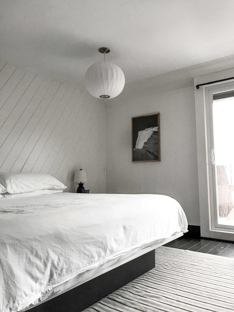 chalet noir chambre tapis rayures lampe ronde - blog déco - clem around the corner