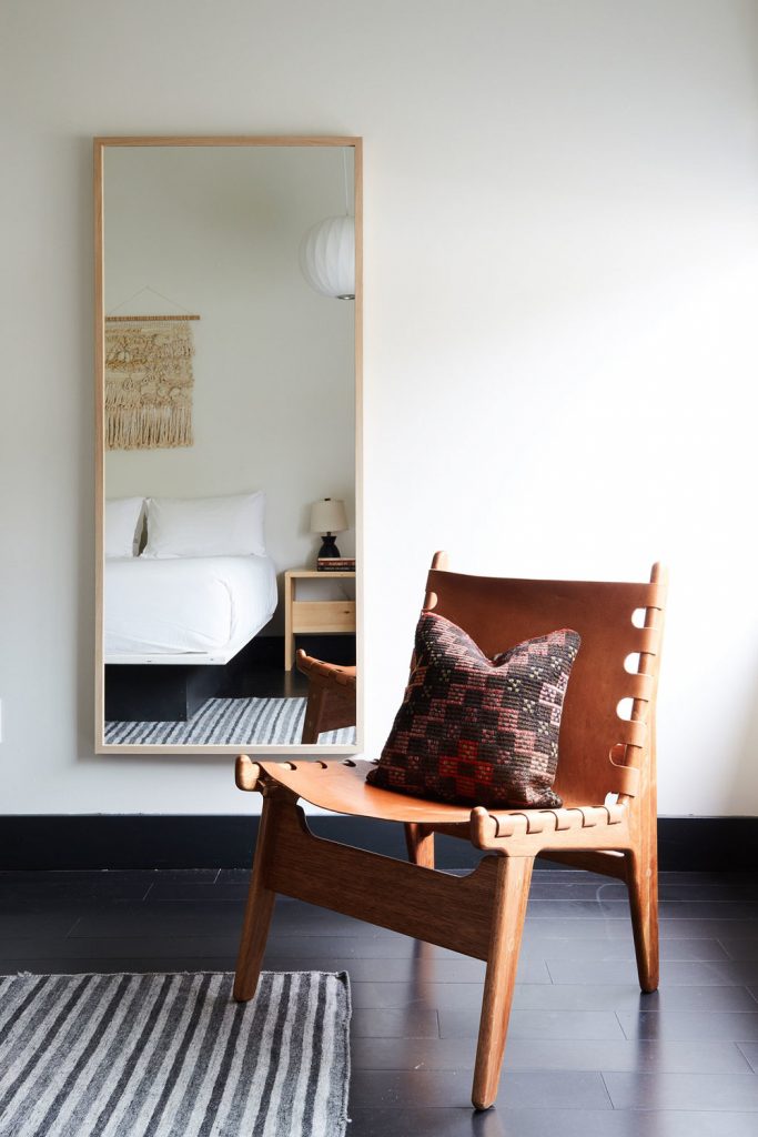 chalet noir chambre fauteuil cuir miroir sol gris - blog déco - clem around the corner