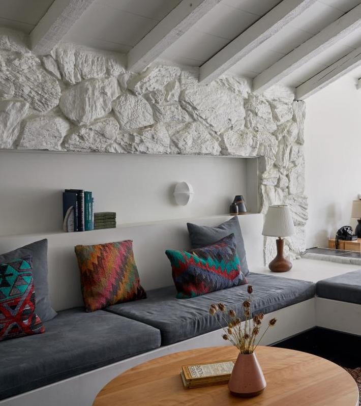 chalet noir chambre lumineuse poutres apparentes murs pierres - blog déco - clem around the corner