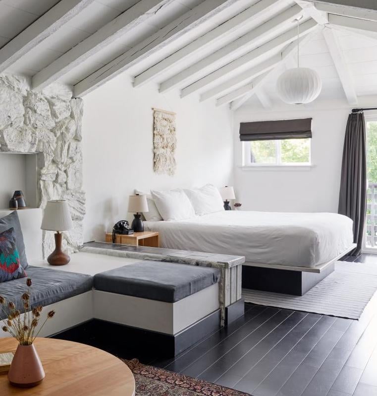 chalet noir chambre lumineuse poutres apparentes rideaux gris - blog déco - clem around the corner